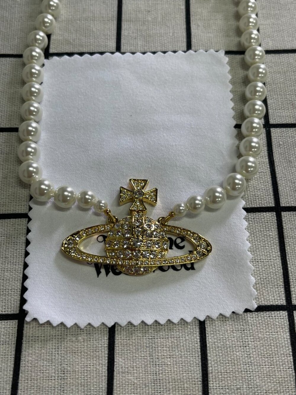 A Pearl Necklace Simple, Yet Far from Ordinary - Picture 3 of 6